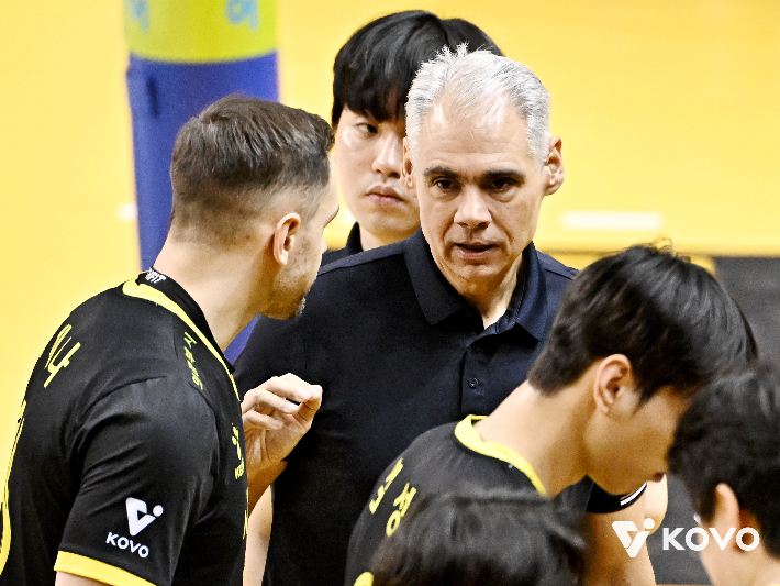 레오나르도 카르발류 감독. 한국배구연맹