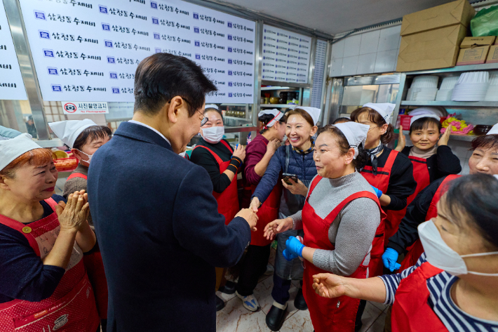 이재명 대통령이 30일 국무회의를 마친 뒤 청와대 인근 삼청동의 한 식당을 방문해 직원들과 인사하고 있다. 청와대 제공