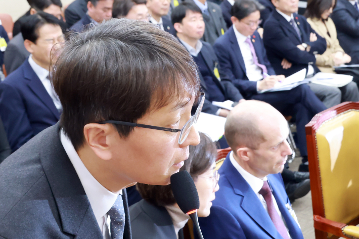 30일 국회에서 열린 쿠팡 침해사고 및 개인정보 유출, 불공정 거래, 노동환경 실태 파악과 재발 방지 대책 마련을 위한 청문회에서 박대준 전 쿠팡 대표이사가 의원 질의에 답하고 있다. 연합뉴스