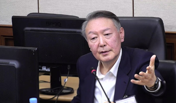 윤석열 전 대통령이 서울 서초구 서울중앙지법에서 열린 특수공무집행방해, 직권남용 권리행사방해 등 혐의 사건의 결심 공판에서 최후 진술을 하고 있다. 서울중앙지법 제공