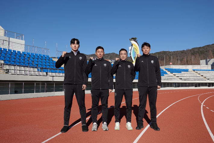 사진 왼쪽부터 문민성 피지컬코치, 김제환 필드코치, 최명성 수석코치, 백민철 GK코치. 김해시 제공