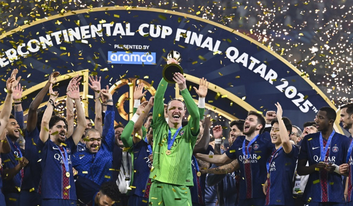2025 국제축구연맹(FIFA) 인터콘티넨털컵 우승 트로피를 들고 기뻐하는 PSG 선수들. 연합뉴스