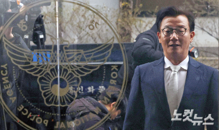 통일교 금품 수수 의혹을 받는 전재수 전 해양수산부 장관이 서울 서대문구 경찰청 국가수사본부에 피의자 조사를 받기 위해 출석하고 있다. 류영주 기자