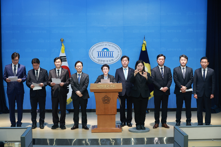 대전.충남 지역 민주당 의원들이 지난 19일 국회에서 기자회견을 열었다. 이들은 "대전·충남 통합으로 대한민국 균형 성장의 새로운 모델을 만들어가겠다"고 밝혔다. 민주당 대전시당 제공