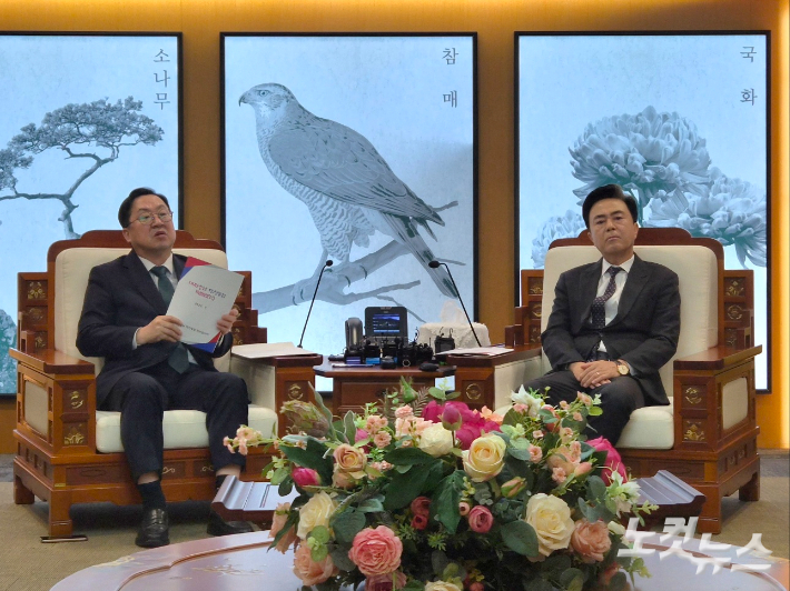 이장우 대전시장(왼쪽)과 김태흠 충남지사가 지난 24일 오전 충남도청에서 대전·충남 행정통합과 관련한 회동을 가진 가운데, 이장우 시장이 기존 발의된 행정통합 특별법안을 들고 설명하고 있다. 김정남 기자