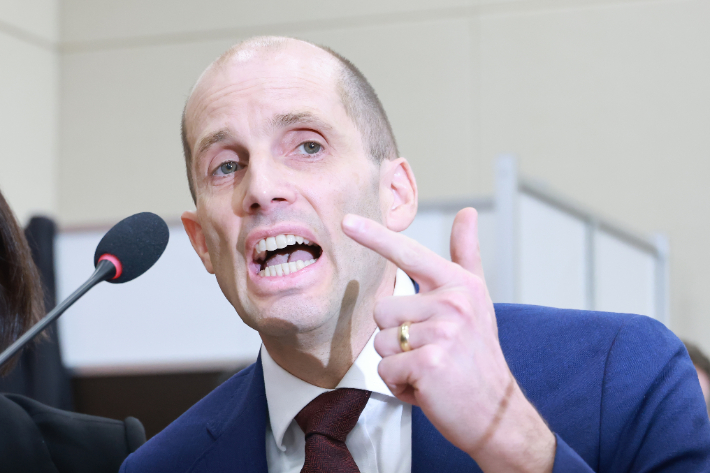 30일 국회에서 열린 쿠팡 침해사고 및 개인정보 유출, 불공정 거래, 노동환경 실태 파악과 재발 방지 대책 마련을 위한 청문회에서 해롤드 로저스 쿠팡 대표이사가 답변하고 있다. 연합뉴스