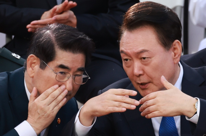 김용현 전 국방부 장관과 윤석열 전 대통령. 연합뉴스