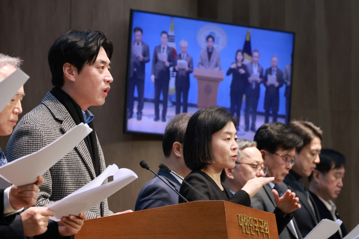 더불어민주당 정치검찰조작기소대응특별위원장인 한준호 의원이 31일 국회 소통관에서 이재명 대통령 사건 공소 취소 촉구 기자회견을 하고 있다. 연합뉴스