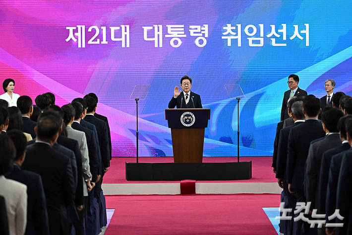 이재명 제21대 신임 대통령이 지난 6월 4일 서울 여의도 국회 로텐더홀에서 취임선서를 하고 있다. 윤창원 기자