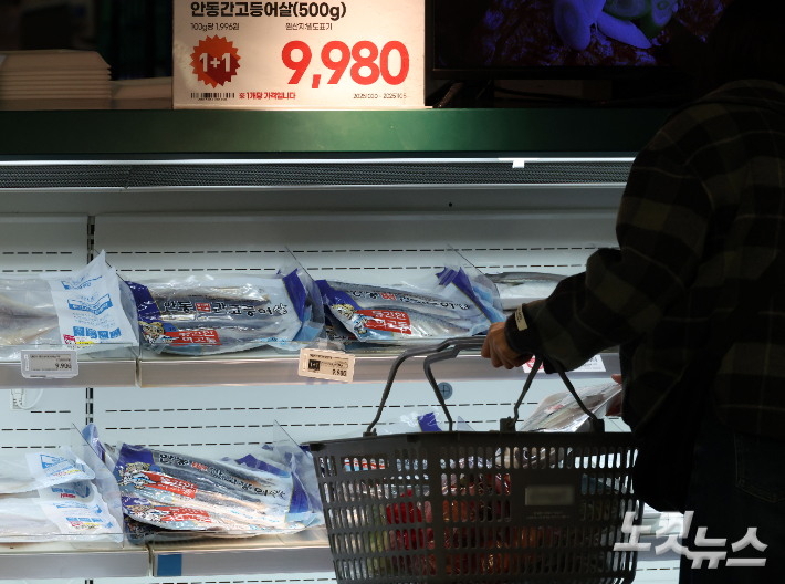 4일 서울시내 한 대형마트에서 시민들이 장을 보고 있다. 황진환 기자