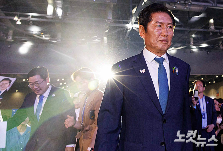 정청래 더불어민주당 신임 대표가 지난 8월 2일 오후 경기 고양시 킨텍스에서 열린 제2차 임시전국당원대회에서 수락연설을 위해 단상으로 향하고 있다. 황진환 기자