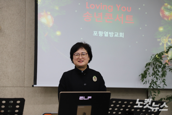 인사말씀하는 포항열방교회 설정분 담임목사. 김일현 선교국장