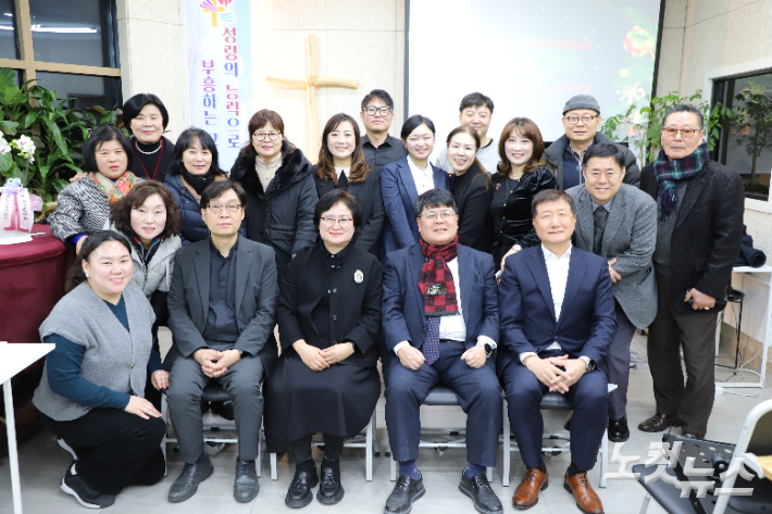 콘서트 후 단체사진 촬영. 김일현 선교국장