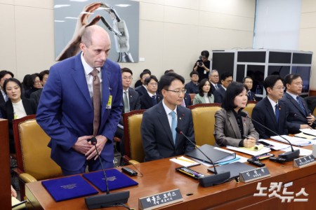 31일 서울 여의도 국회 과학기술정보방송통신위원회 전체회의에서 열린 쿠쿠팡 침해사고 및 개인정보 유출, 불공정 거래, 노동환경 실태 파악과 재발방지 대책 마련을 위한 청문회에서 해롤드 로저스 쿠팡 대표이사가 인사를 하고 있다.