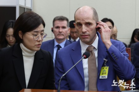 31일 서울 여의도 국회 과학기술정보방송통신위원회 전체회의에서 열린 쿠쿠팡 침해사고 및 개인정보 유출, 불공정 거래, 노동환경 실태 파악과 재발방지 대책 마련을 위한 청문회에서 해롤드 로저스 쿠팡 대표이사가 의원 질의를 받고 있다.