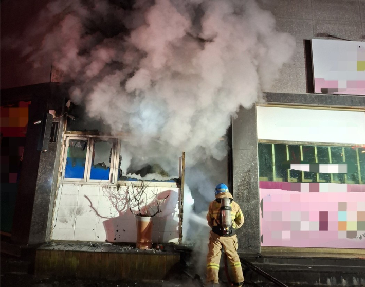 출동한 소방관들이 화재를 진화하고 있다. 경북소방본부 제공