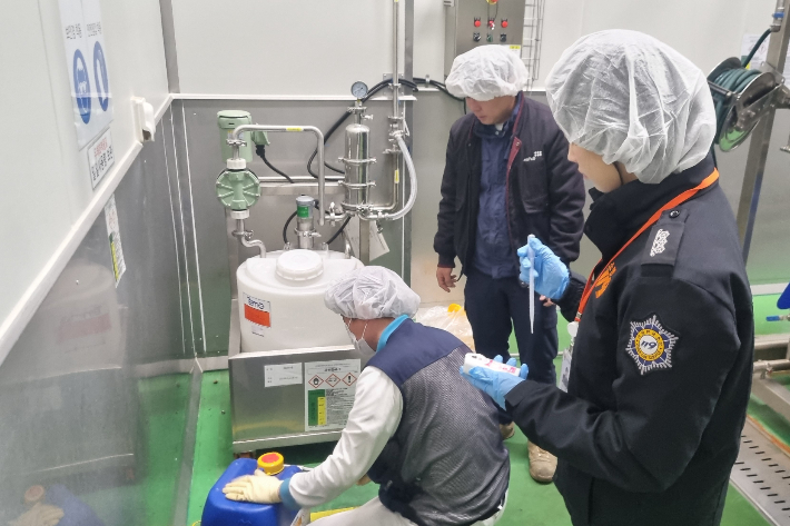 유해화학물질 불시단속 현장. 강원소방본부 제공