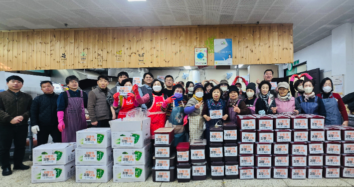 동해감리교회는 지난 6일 '사랑의 김장나눔'으로 지역 교회와 성도 가정등에 김치를 나눴다. 동해교회 제공