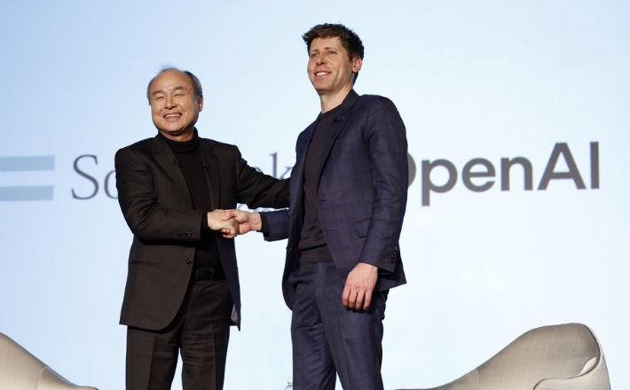 손정의 소프트뱅크그룹 회장(왼쪽)과 샘 올트먼 오픈AI 최고경영자(CEO)가 지난 2월 3일 일본 도쿄에서 열린 'AI를 통한 비즈니스 혁신' 행사 중에 악수하고 있다. 연합뉴스