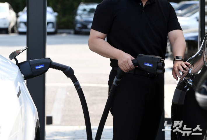 국회 전기차 충전소에서 충전 중인 전기차 모습. 황진환 기자
