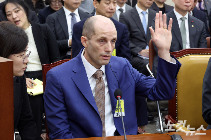 31일 서울 여의도 국회 과학기술정보방송통신위원회 전체회의에서 열린 쿠팡 침해사고 및 개인정보 유출, 불공정 거래, 노동환경 실태 파악과 재발방지 대책 마련을 위한 청문회에서 해롤드 로저스 쿠팡 대표이사가 발언 요청을 하고 있다. 윤창원 기자