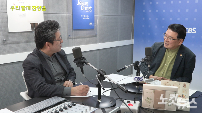 (왼쪽부터)권정성 지휘자, 김형태 원로목사(덕하 교회). 울산CBS