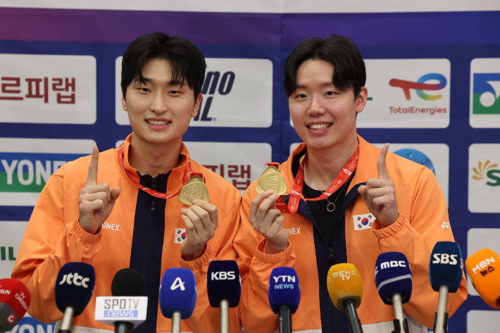 배드민턴 복식 조를 결성한 지 11개월 만에 11번의 우승을 달성한 서승재(오른쪽)와 김원호가 지난 22일 인천공항을 통해 귀국해 포즈를 취한 모습. 연합뉴스 