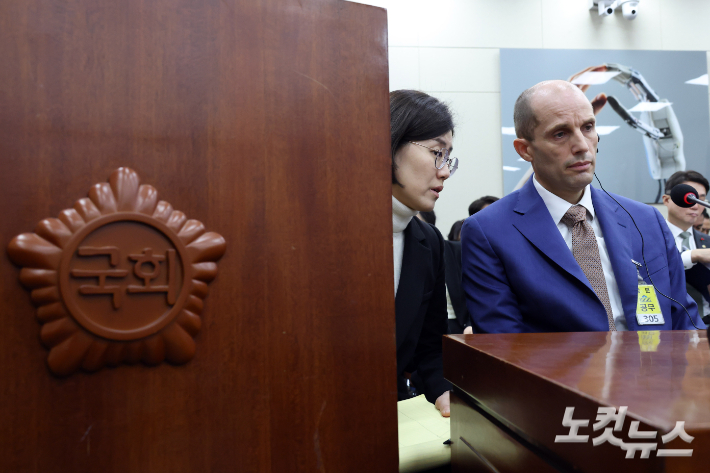 31일 서울 여의도 국회 과학기술정보방송통신위원회 전체회의에서 열린 쿠팡 침해사고 및 개인정보 유출, 불공정 거래, 노동환경 실태 파악과 재발방지 대책 마련을 위한 청문회에서 해롤드 로저스 쿠팡 대표이사가 의원 질의를 받고 있다. 윤창원 기자