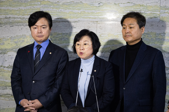 국회 과학기술정보통신위원회 간사인 더불어민주당 김현 의원(가운데), 김현정 원내대변인(왼쪽), 김영배 의원이 31일 국회 의안과에 쿠팡 국정조사 요구서를 제출한 뒤 브리핑하고 있다. 연합뉴스