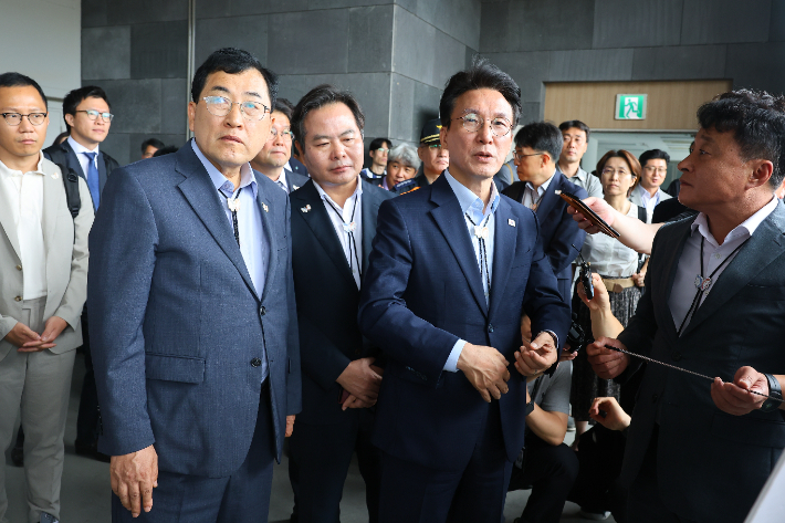 지난 7월 화백컨벤션센터에서 APEC 정상회의 준비 상황을 점검한 뒤  김민석 국무총리와 주낙영 경주시장이 관계자들과 함께 브리핑을 받고 있다. 경주시 제공