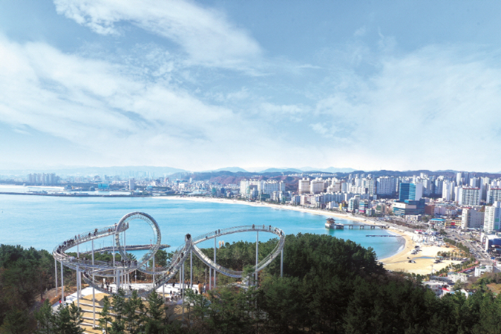 포항 환호공원 스레이스워크와 영일대해수욕징. 포항시 제공