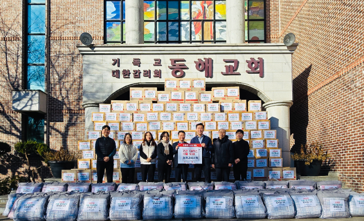 "이웃이 따뜻한 겨울 보내길" 동해감리교회 '사랑의 라면트리' 전달식