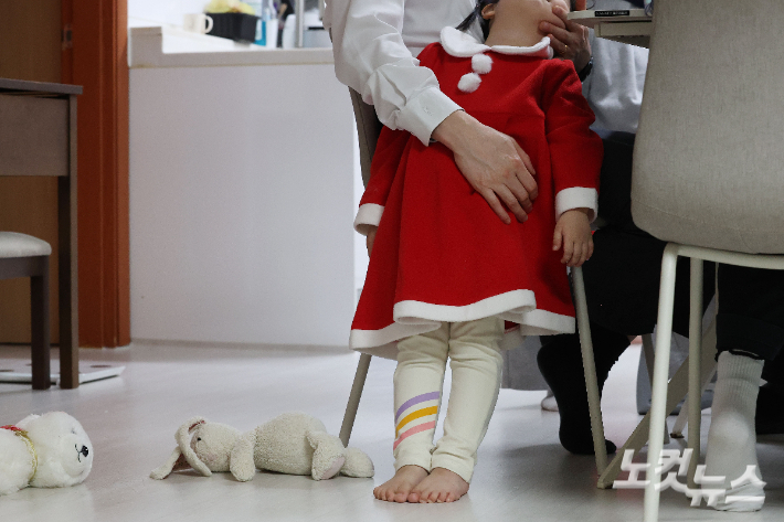 크리스마스 당일인 지난 25일 서울 송파구에 있는 한 빌라에서 온유(가명)가 정은진씨에게 몸을 기대고 있다. 류영주 기자