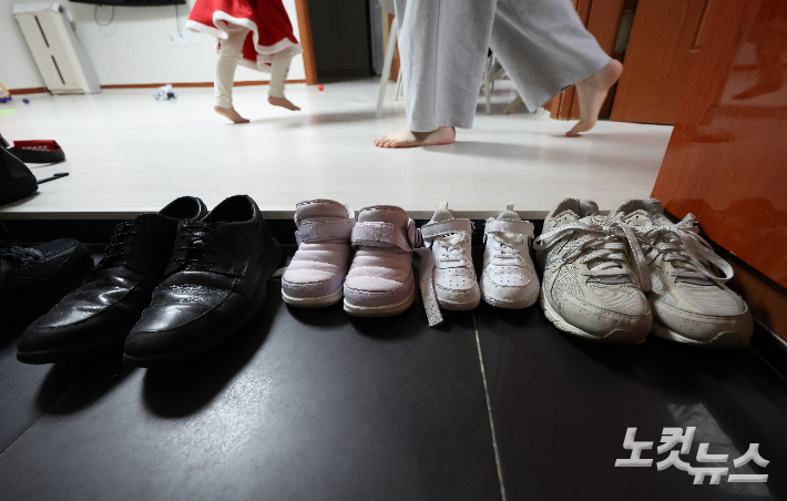 크리스마스 당일인 지난 25일 찾은 온유(가명)와 서아(가명)가 머무는 집 풍경. 류영주 기자