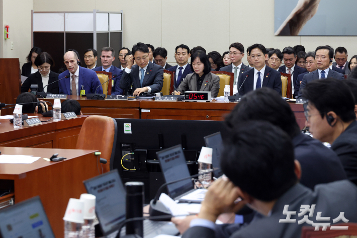 31일 서울 여의도 국회 과학기술정보방송통신위원회 전체회의에서 열린 쿠팡 침해사고 및 개인정보 유출, 불공정 거래, 노동환경 실태 파악과 재발방지 대책 마련을 위한 청문회에서 해롤드 로저스 쿠팡 대표이사가 의원 질의에 답변 하고 있다. 윤창원 기자