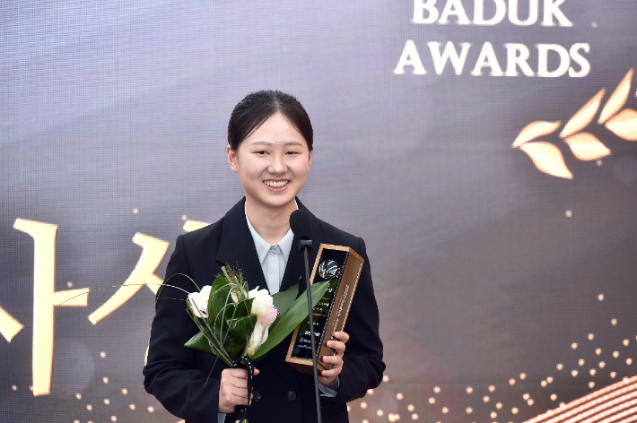 여자 최우수기사상(MVP)과 인기기사상을 받은 김은지 9단. 한국기원 제공