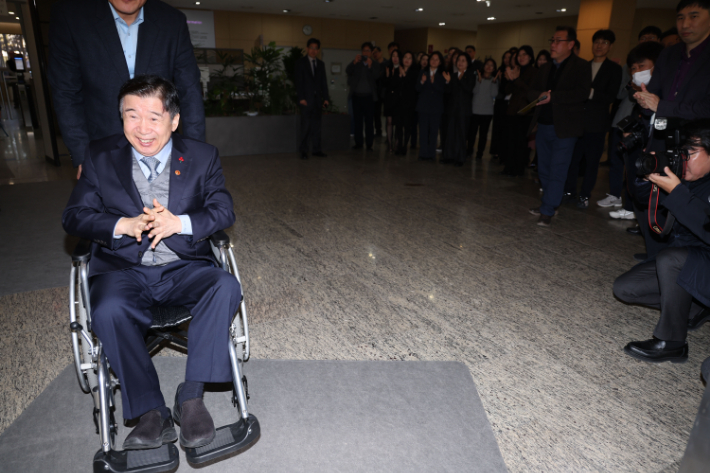 청사 떠나는 유철환 국민권익위원장. 연합뉴스