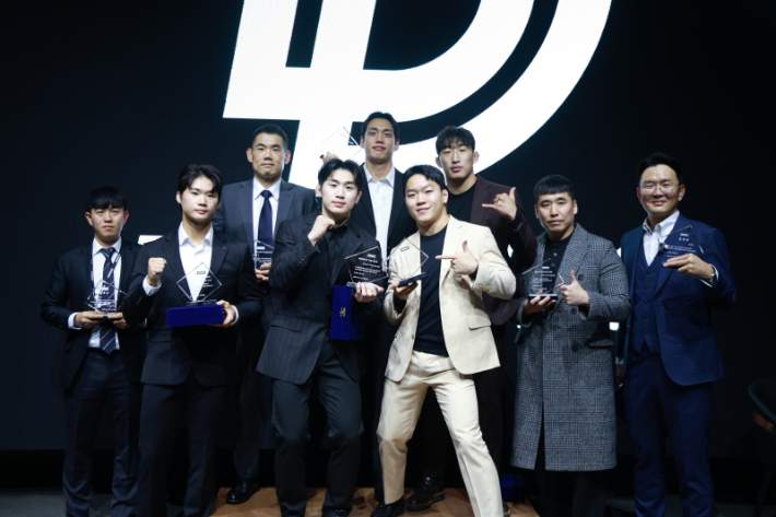 '2025년 로드FC 시상식'에서 수상한 선수 및 관계자들이 기념촬영을 하고있다. 로드FC 제공