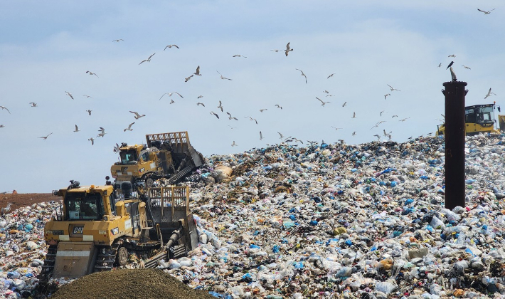 수도권매립지에서 쓰레기 매립 작업이 진행 중이다. 연합뉴스