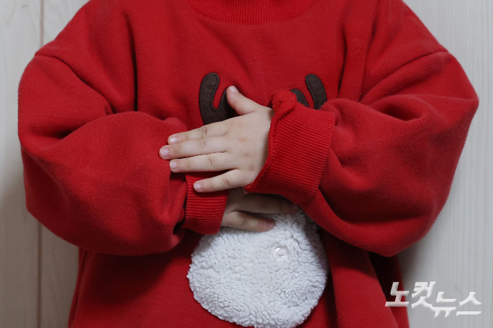 크리스마스 당일인 지난 25일 서울 송파구에 있는 한 빌라에서 서아(가명)가 동요 '싹 트네' 노래를 부르며 율동을 하고 있다. 류영주 기자