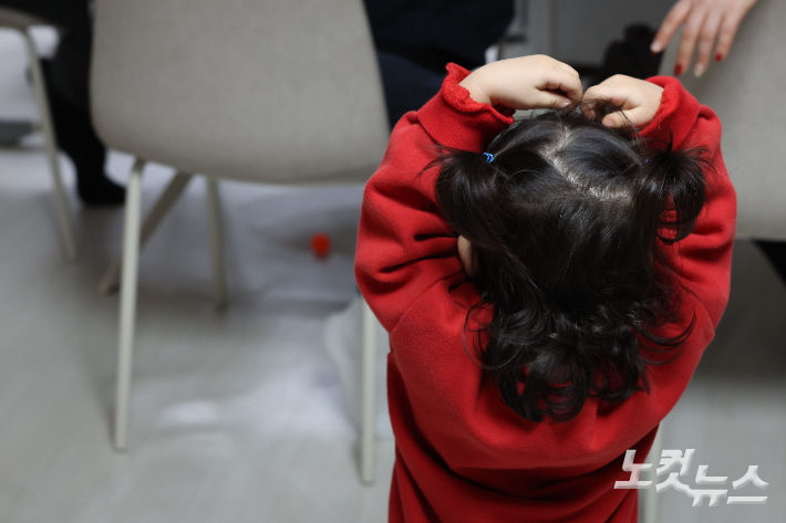 크리스마스 당일인 지난 25일 서울 송파구에 있는 한 빌라에서 서아(가명)가 동요 '싹 트네' 노래를 부르며 율동을 하고 있다. 류영주 기자