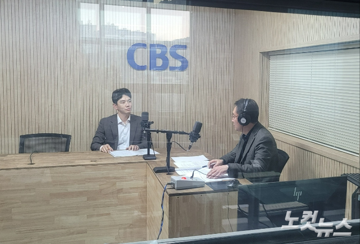 왼쪽부터 이용일 과장, 김종현 앵커. 충북CBS