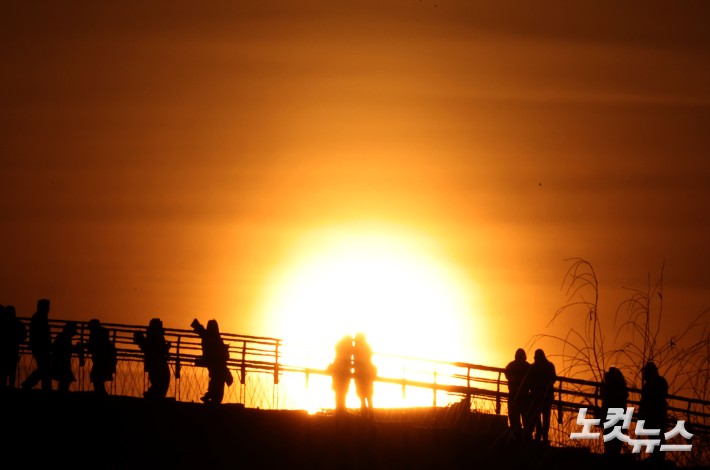 2026년 첫 일출 바라보는 시민들