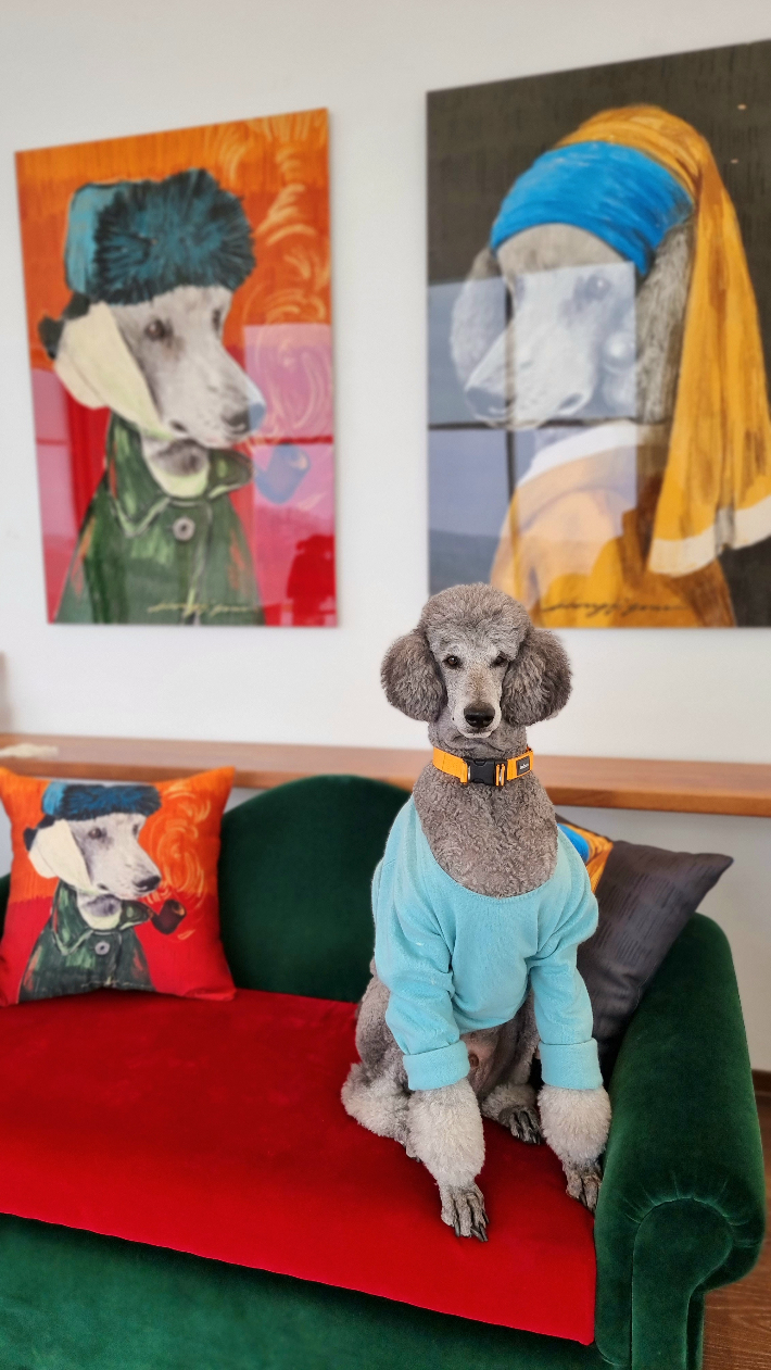 자신을 모델로 한 '댄디맥(DandyMac)' 시리즈와 함께 한 홍지연 작가의 반려견 '맥(Mac)'. 홍 작가 제공