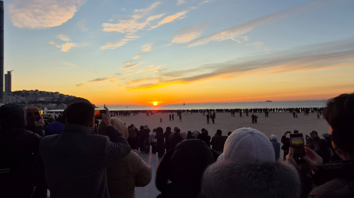 2026년 1월 1일 부산 해운대해수욕장 해맞이 인파. 해운대구 제공
