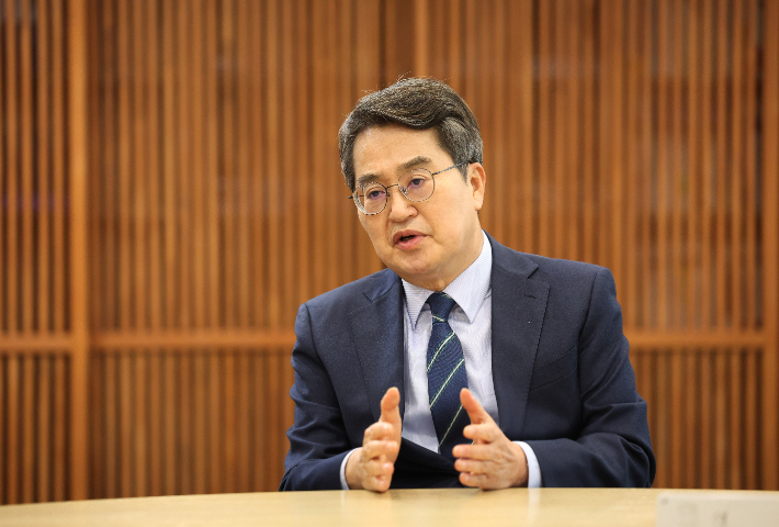 김동연 경기도지사가 지난 23일 오후 경기도청 집무실에서 인터뷰하고 있다. 연합뉴스