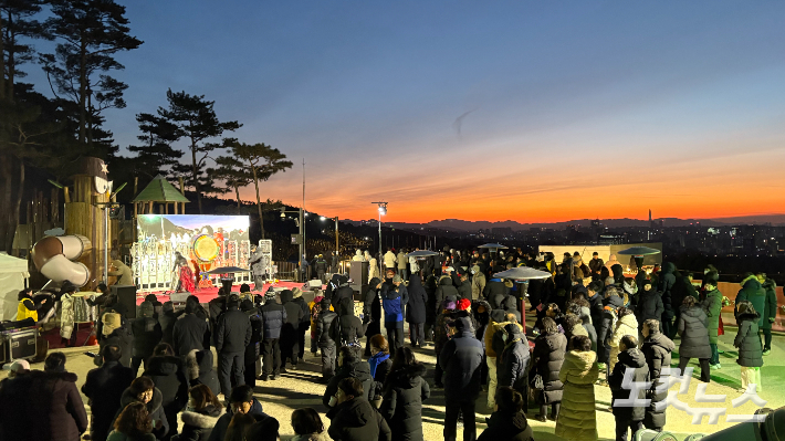 1일 아침 7시쯤 이른 아침부터 서울 종로구 인왕상 청운공원에 시민들이 해돋이를 보러 모였다. 김수정 기자