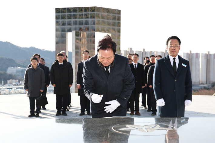국립 3.15민주묘지 참배. 경남도청 제공 