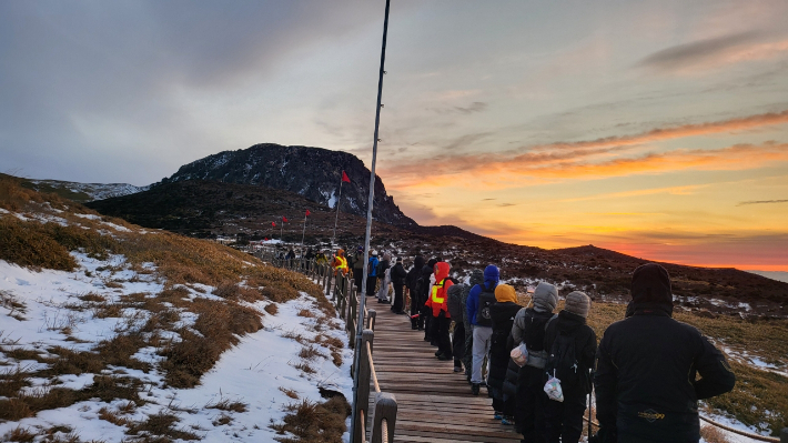 한라산 탐방객들이 올해 첫 해돋이를 보고 있다. 제주도 제공