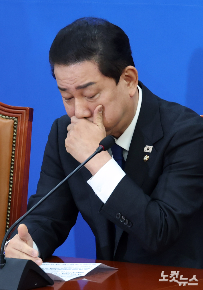 더불어민주당 김병기 원내대표가 30일 서울 여의도 국회에서 최근 자신에 대한 논란과 관련 입장을 표명하는 과정에 입을 만지고 있다. 윤창원 기자